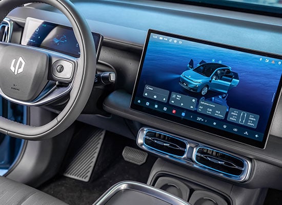 Interior de un vehículo Leapmotor con pantalla central y cuadro de instrumentos digital